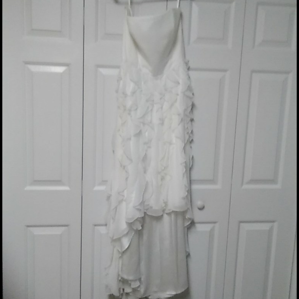 White House Black Market Pure White strapless dres